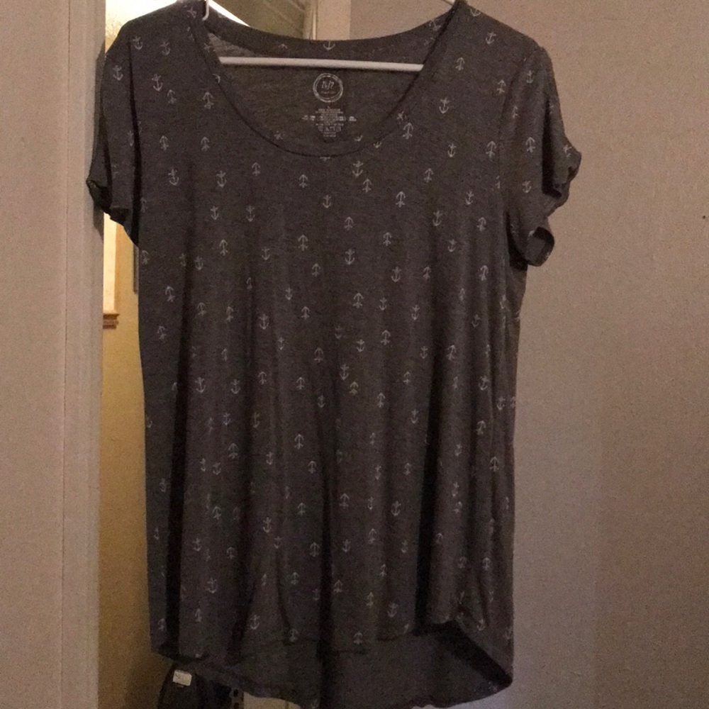 Gray T with anchor print. Criss-cross sleeves.
